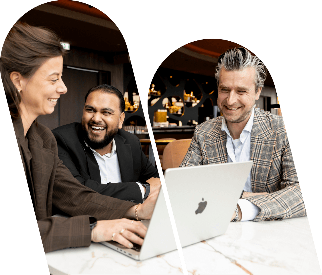 Collega's van Vastgoed Nederland werken samen achter een laptop